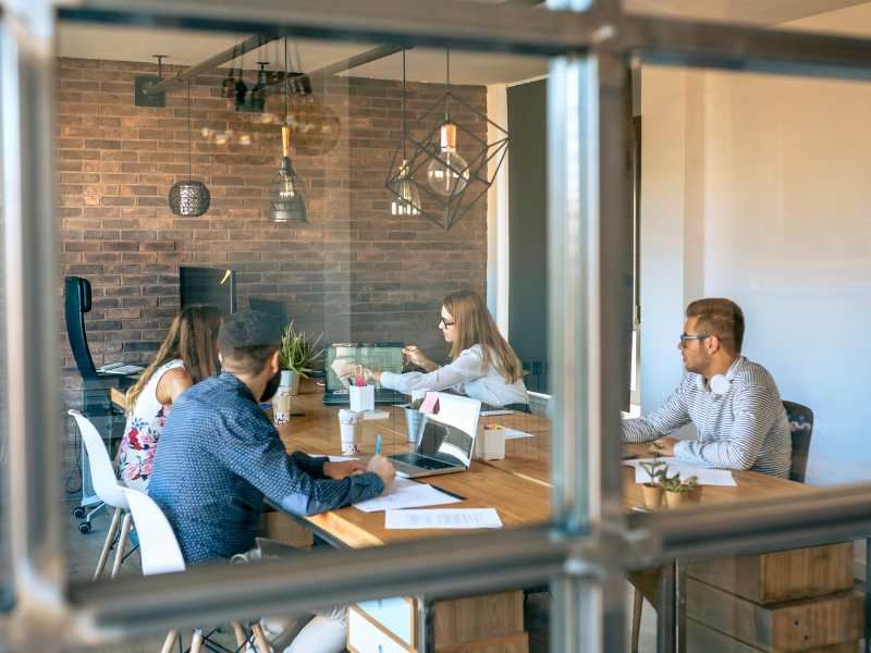 Profesionales de empresa cliente y proveedor de outsourcing compartiendo conocimientos en sesión de co-aprendizaje