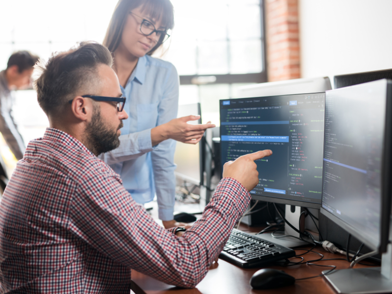 Profesionales de tecnología colaborando en proyecto de transformación digital con enfoque híbrido